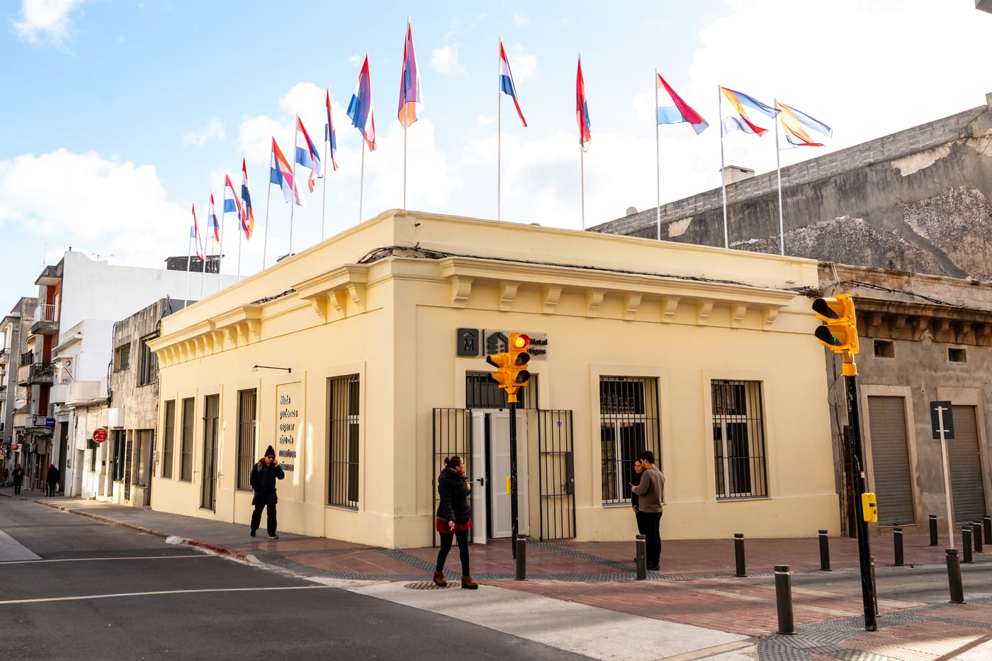 Fachada exterior con banderas