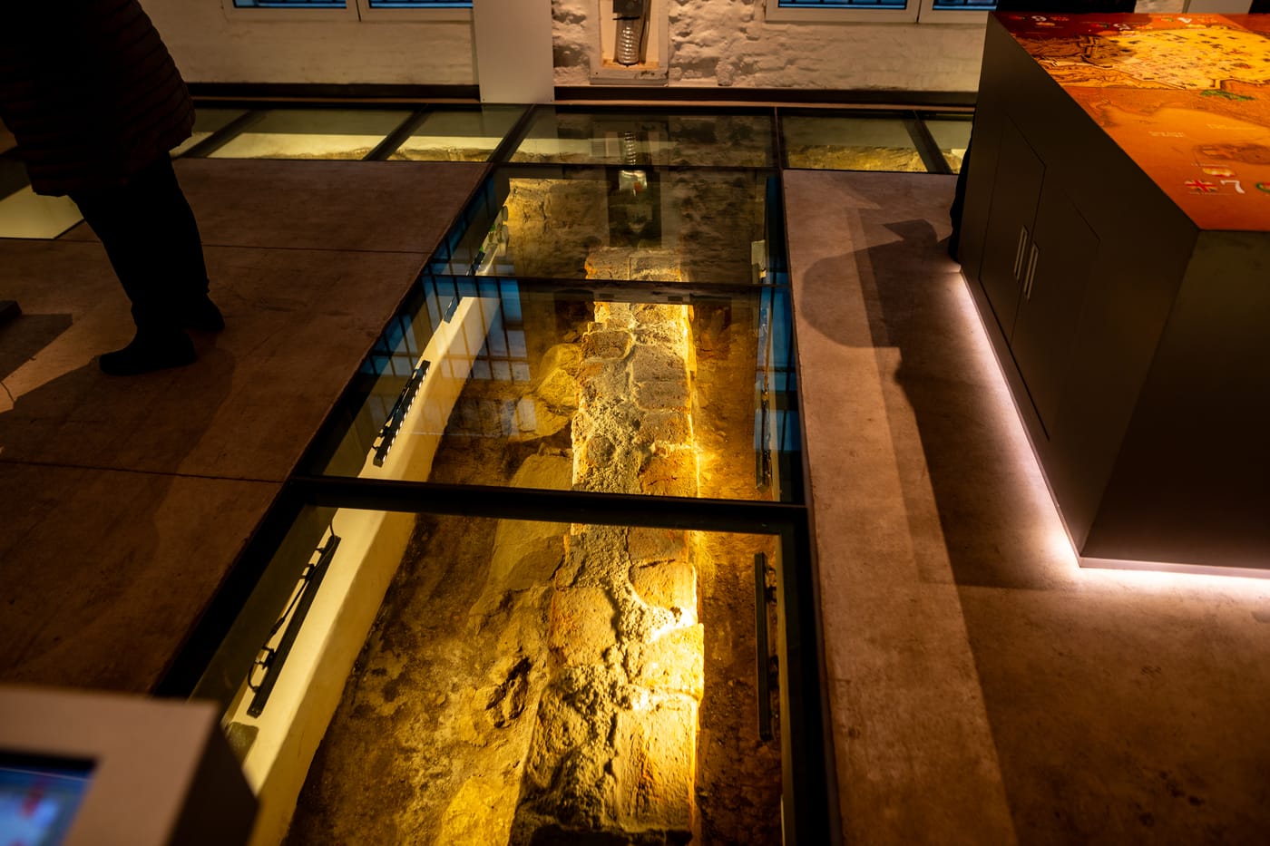 Detalle piso vidrio arqueológico