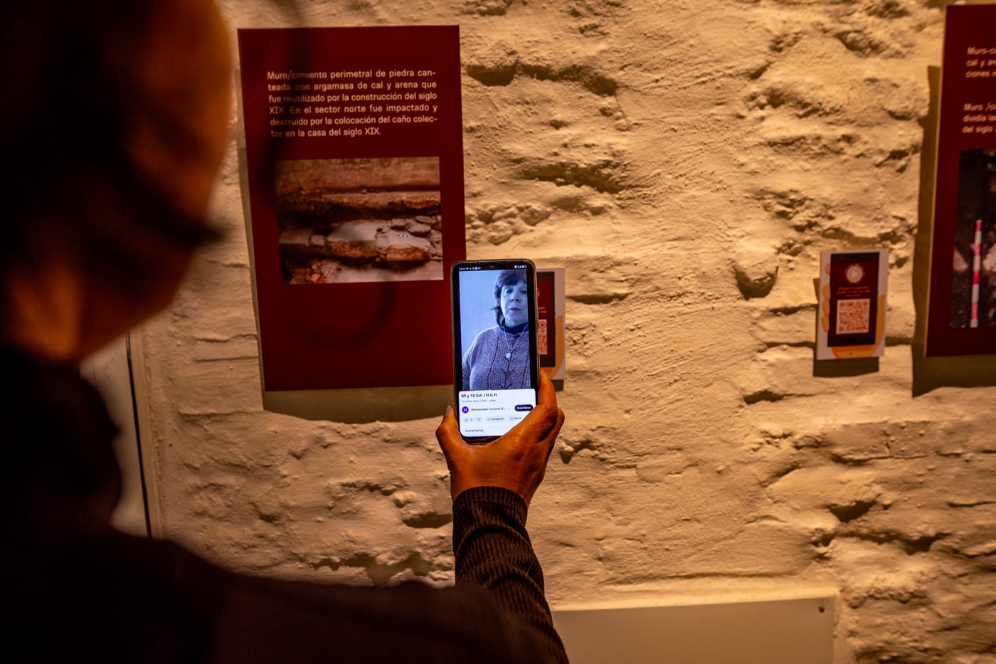 Visitante con celular QR